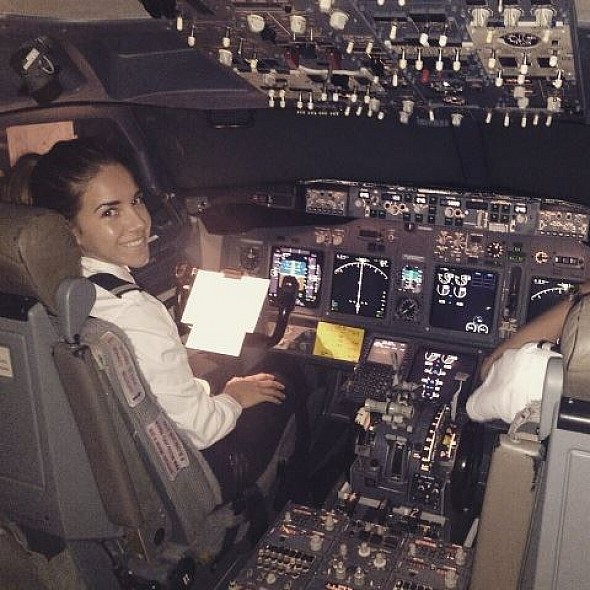 المغربية مريم عدناني تصبح أول ربان طائرة مسلمة في أوربا